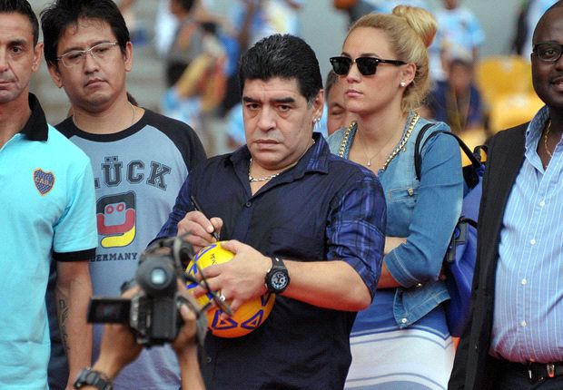 
	Maradona lại tiếp tục đưa ra những lời lẽ không hay đối với huyền thoại Pele và FIFA