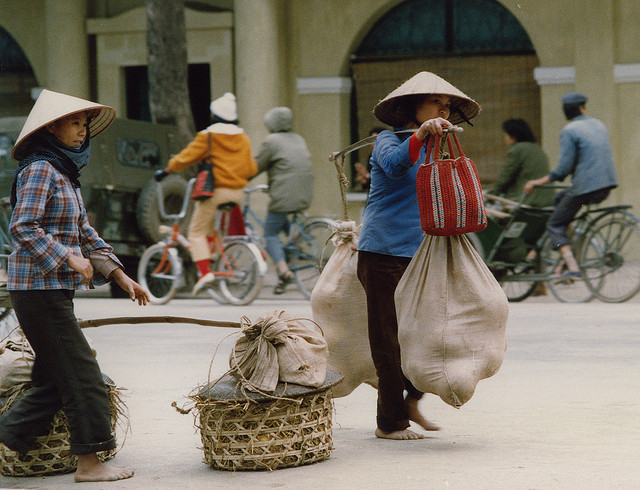 
	Vội vã gánh hàng năm mới.