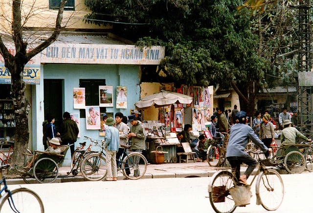 Ảnh hiếm Hà Nội 1990: Khám phá vẻ đẹp độc đáo của Hà Nội những năm đầu thập niên 1990 qua những bức ảnh hiếm có. Bạn sẽ có thể tìm hiểu thêm về cuộc sống và nền văn hóa của Việt Nam qua những hình ảnh nghệ thuật tuyệt vời này.