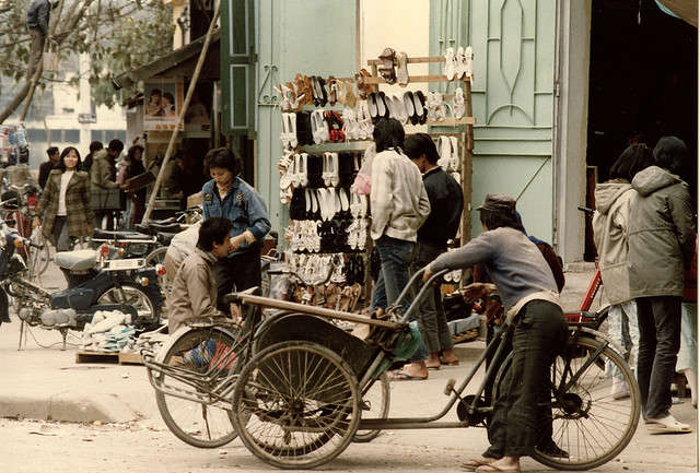 
	Một cửa hàng giầy tại phố Cầu Gỗ.