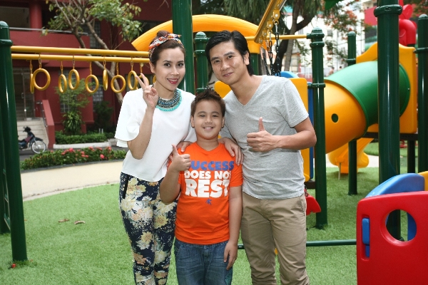 Vợ chồng Hồ Hoài Anh ngồi bập bênh chơi đùa cùng các thí sinh The Voice Kids