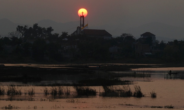 Mặt trời lặn sau một nhà thờ Thiên Chúa giáo ở tỉnh Ninh Bình, Việt Nam.