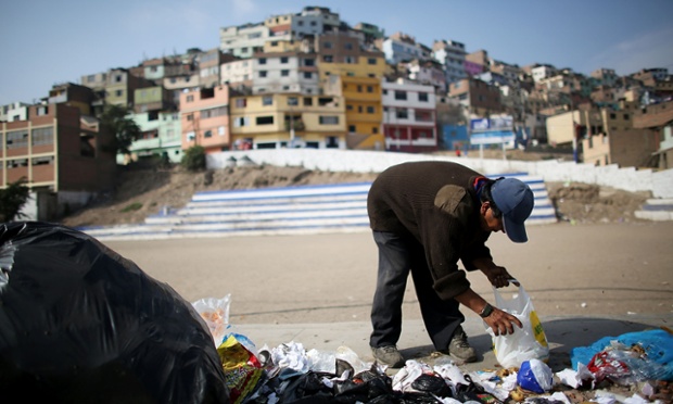 Một người đàn ông nhặt rác trên đường phố ở Lima, Peru.