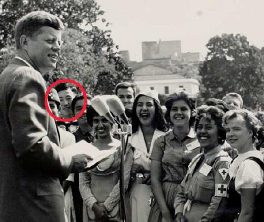 Bức ảnh đen trắng được chụp trong lần thăm này có cảnh Ban Ki-Moon đang tươi cười đứng giữa nhóm sinh viên tới từ các nước khác khi Tổng thống Kennedy nói chuyện trong khuôn viên của Nhà Trắng.