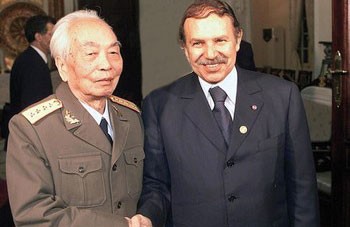  	Do sức khỏe không tốt, Tổng thống Algeria Abdelaziz Bouteflika không thể đến viếng tại Đại sứ quán. Trước đó, ông đã gửi điện chia buồn, trong đó có đoạn: “Đại tướng Võ Nguyên Giáp qua đời là một mất mát to lớn đối với nhân dân Việt Nam cũng như nhân dân Algeria… Nhân dân Algeria, cũng như tất cả các dân tộc đã thấu hiểu giá trị quý báu của độc lập và tự do, nay xin kính cẩn nghiêng mình vĩnh biệt Đại tướng Võ Nguyên Giáp… Thay mặt Chính phủ và nhân dân Algeria, tôi xin gửi tới gia đình, người thân, bạn bè của Đại tướng và toàn thể nhân dân Việt Nam lời chia buồn sâu sắc nhất”.