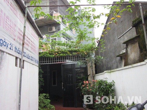 
	Ngôi nhà ông bà Nguyễn Hữu Thích (bố mẹ Hòa), nơi vợ chồng Hòa đang ở chung tạm một căn phòng trong đó.
