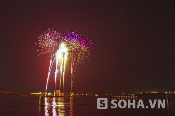 
	Đúng 21h, những màn pháo hoa rực rỡ bung nở trên bầu trời Sài Gòn