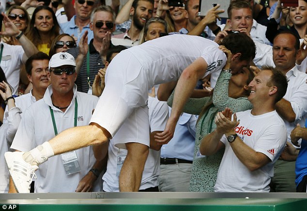 
	Andy Murray hôn bạn gái đắm đuối