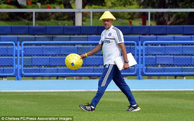 
	HLV Mourinho dùng dụng cụ tập luyện đội lên đầu để tránh nắng