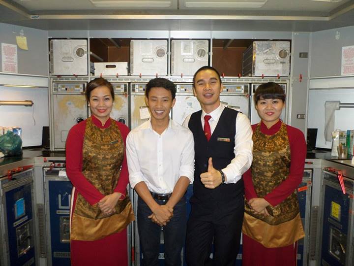 Cư dân mạng “phát sốt” vì bộ ảnh “Running Man” tạo dáng bên phi hành đoàn Việt Nam Airlines