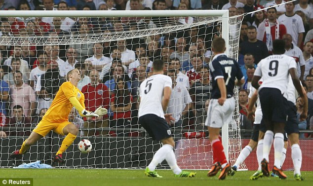 	Joe Hart nhiều lần phải vào lưới nhặt bóng