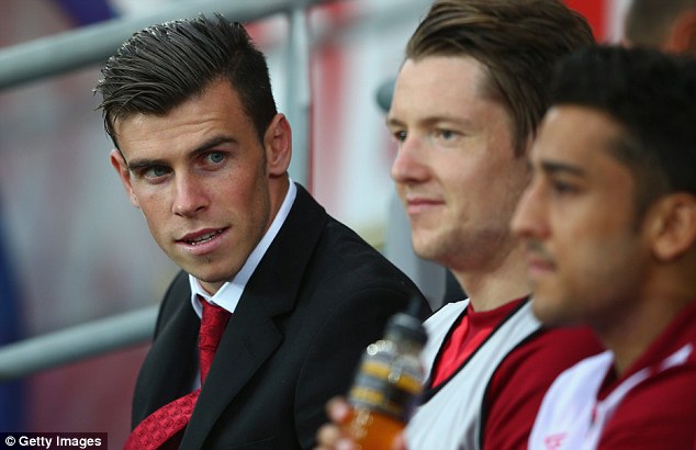 	Đêm qua Bale cũng không thi đấu trận xứ Wales giao hữu với CH Ireland. Anh tới băng ghế dự bị để cổ vũ các đồng đội
