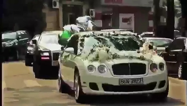 Rolls-Royce, Bentley, Lexus... xuất hiện trong lễ rước dâu của Huyền Baby 