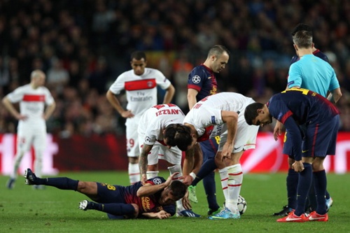  	Khi một cầu thủ Barca ăn vạ, các cầu thủ còn lại thường xuyên lao đến gây áp lực với trọng tài!