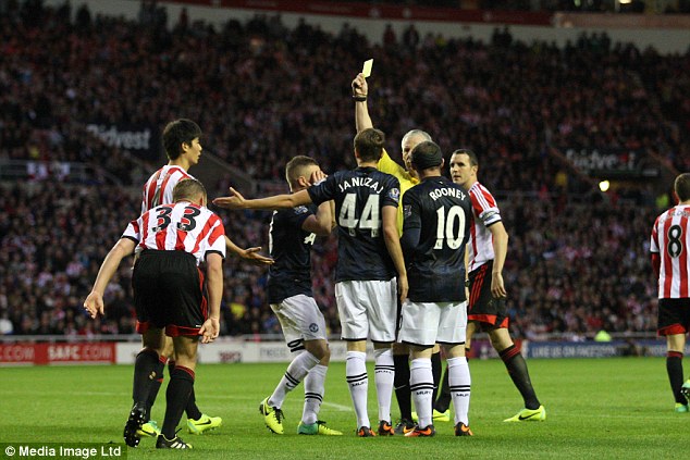 
	Januzaj nhận thẻ vàng cảnh cáo vì ăn vạ