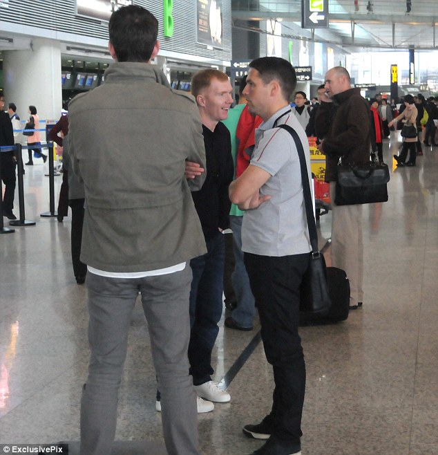  	Owen và Scholes tại sân bay quốc tế Hồng Kiều ở Thượng Hải