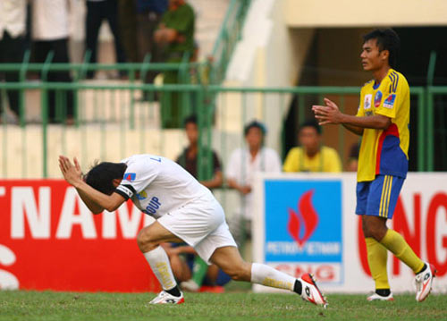  	Công Vinh vái lạy trọng tài Vũ Bảo Linh