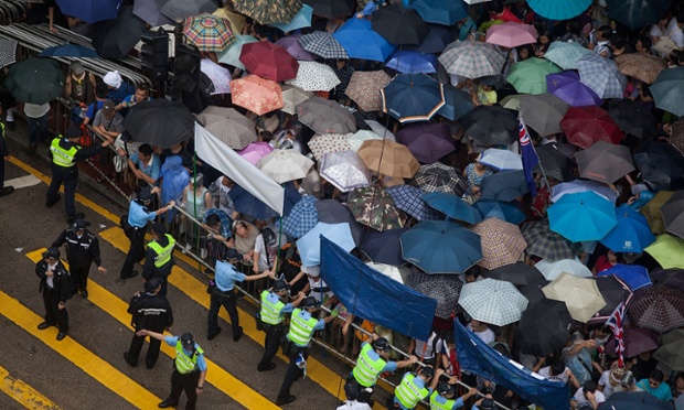 Hàng nghìn người biểu tình tham gia tuần hành kêu gọi Trưởng Đặc khu hành chính Hong Kong, ông Lương Chấn Anh từ chức.