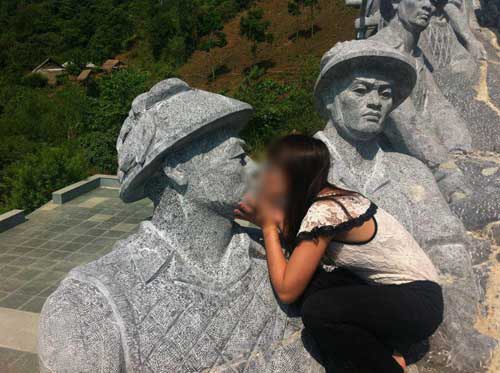 
	Nữ sinh tạo dáng phản cảm ở tượng đài Điện Biên Phủ