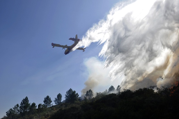 Một máy bay vận tải lưỡng cư thả nước xuống một đám cháy rừng ở Penoita, Bồ Đào Nha.