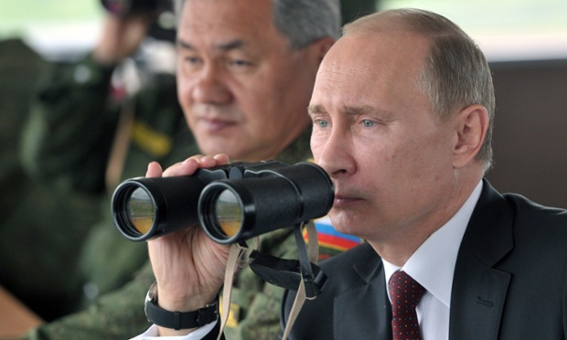 Tổng thống Nga Vladimir Putin sử dụng ống nhòm khi quan sát cuộc tập trận quân sự tại Yuzhno-Sakhalinsk trên đảo Sakhalin của Nga. Cuộc tập trận đột xuất lần này thu hút sự tham gia của 160.000 quân nhân và khoảng 5.000 xe tăng, xe bọc thép.