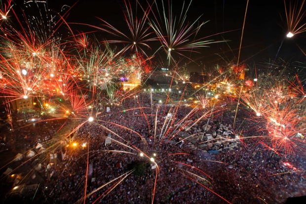 Pháo hoa rực sáng trên bầu trời khi những người biểu tình ăn mừng sự kiện Tổng thống Mohamed Morsi bị quân đội Ai Cập phế truất trên quảng trường Tahrir ở thủ đô Cairo.