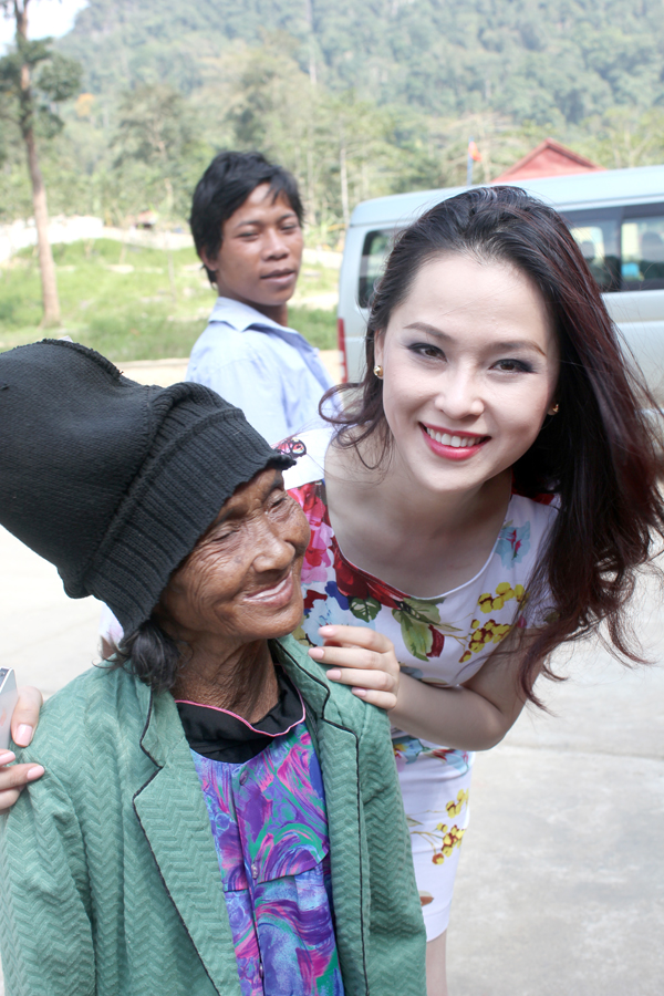 Á hậu Thái Như Ngọc về Việt Nam thăm đồng bào Arem sau lũ lụt