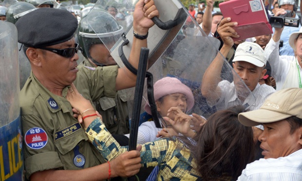 Người biểu tình phải đối thu hồi đất đụng độ với cảnh sát chống bạo động ở thủ đô Phnom Penh, Campuchia.