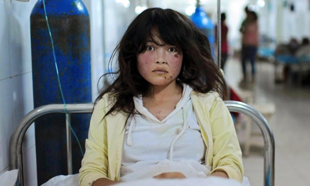 Một thiếu nữ đang được điều trị tại bệnh viện sau khi bị thương trong vụ động đất ở thành phố Định Tây thuộc tỉnh Cam Túc, Trung Quốc.