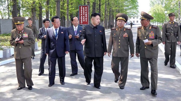Ông Kim Jong Un đi thăm một nhà máy quốc phòng. Cả quan chức dân sự và quân sự tháp tùng đều chăm chú ghi chép