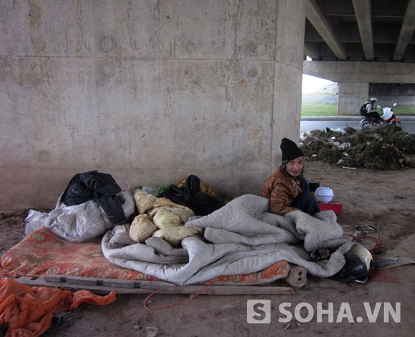 Cụ già ăn xin nghèo khổ nằm thoi thóp dưới chân cầu vượt gần TP Nam Định.