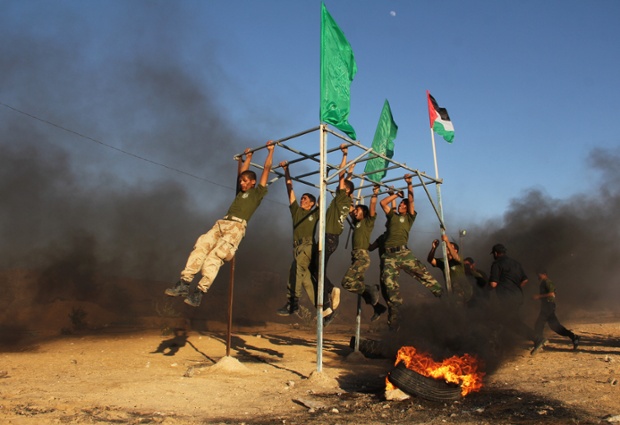 Các cậu bé Palestin tham gia trình diễn kỹ năng chiến đấu trong lễ tốt nghiệp khóa học quân sự do phong trào Hamas tổ chức ở Dải Gaza.