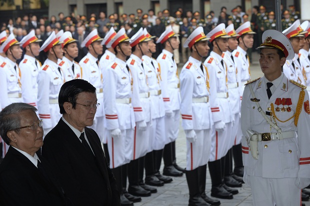  	Chủ tịch nước Việt Nam Trương Tấn Sang và nguyên Chủ tịch nước Trần Đức Lương tới viếng Đại tướng.