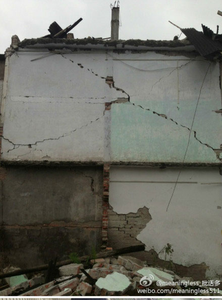 Trận động đất khiến hầu hết các ngôi nhà ở Lư Sơn đều bị rạn nứt.