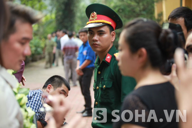  	Nhiều người không vui với Đàm Vĩnh Hưng. Cảnh vệ nhiều lần nhắc nhở nam ca sĩ này.