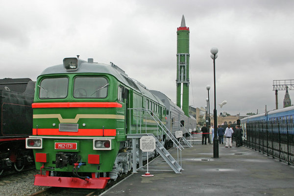 Hệ thống tên lửa đạn đạo xuyên lục địa di động trên tàu hỏa được quân đội Liên Xô cũ triển khai lần đầu tiên vào năm 1987 và 12 tên lửa này được triển khai đến năm 1991. Mặc dù các hệ thống tên lửa này đã bị ngừng hoạt động hoàn toàn vào năm 2005, nhưng Bộ Quốc phòng Nga dự định sẽ khởi động lại dự án này vào năm 2020.