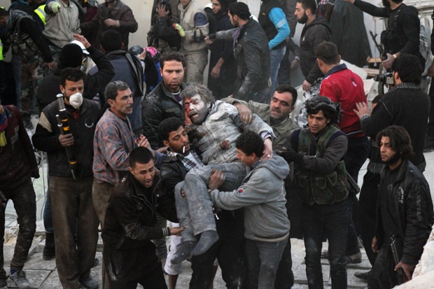 Người dân đưa một nạn nhân bị thương trong cuộc không kích ở Aleppo, Syria.
