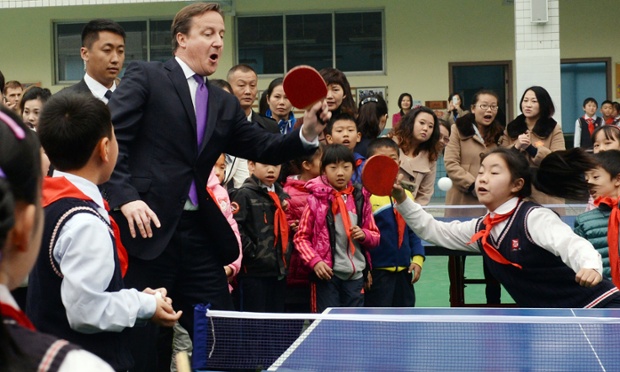 Thủ tướng Anh David Cameron chơi bóng bàn với học sinh trong chuyến thăm tới trường Tiểu học Long Jiang Lu ở Thành Đô, Trung Quốc.