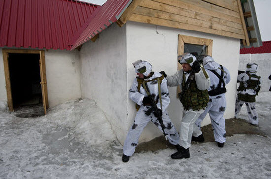 Chùm ảnh: Đặc nhiệm Nga tập trận chống tội phạm trên tuyết
