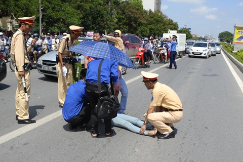 	Thí sinh ngất trên đường vì bị kiệt sức trong ngày thi đầu tiên 4/7 (Nguồn: Tiền Phong)