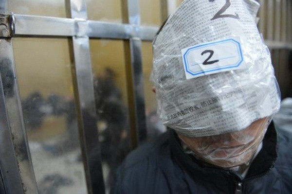 Cảnh sát dùng băng dính bịt miệng tù nhân gây phẫn nộ 2