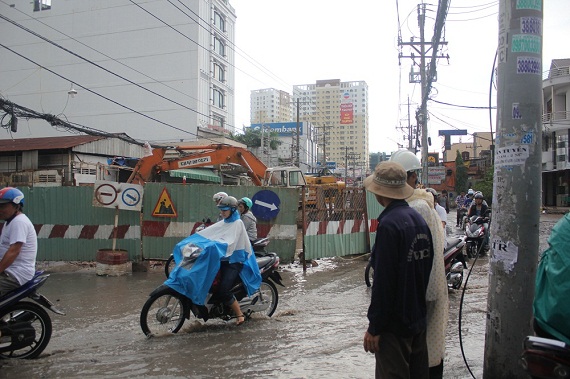 TP.HCM: Đường phố biến thành "con sông" dài hơn 3km