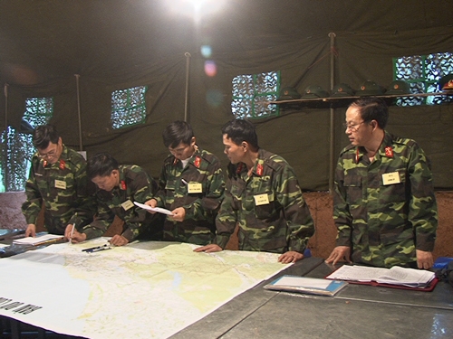 Chỉ huy Lữ đoàn và cơ quan tác nghiệp trên bản đồ xây dựng kế hoạch đảm bảo Công binh chi chiến dịch
