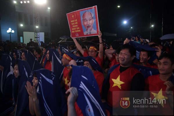 Mặc trời mưa, đoàn VĐV Việt Nam vẫn nhiệt tình dự lễ xuất quân SEA Games 27 4