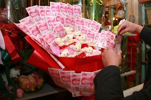 Mang bó hoa bằng tiền thật trị giá hơn 34 triệu đồng đi cầu hôn 1