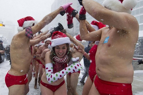 "Ông, bà" Noel mặc bikini chạy 3km dưới trời tuyết lạnh 2