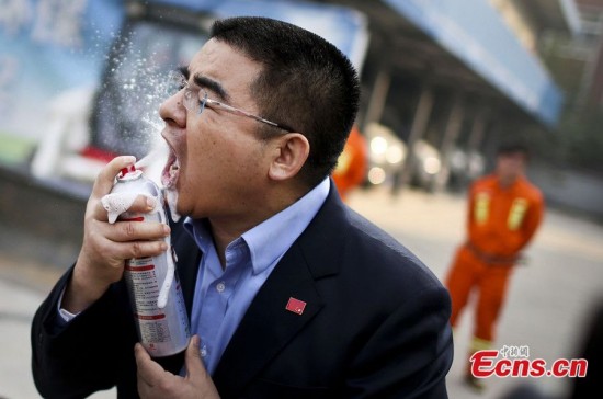 Tỷ phú Trung Quốc xịt bình cứu hỏa vào miệng để PR 1