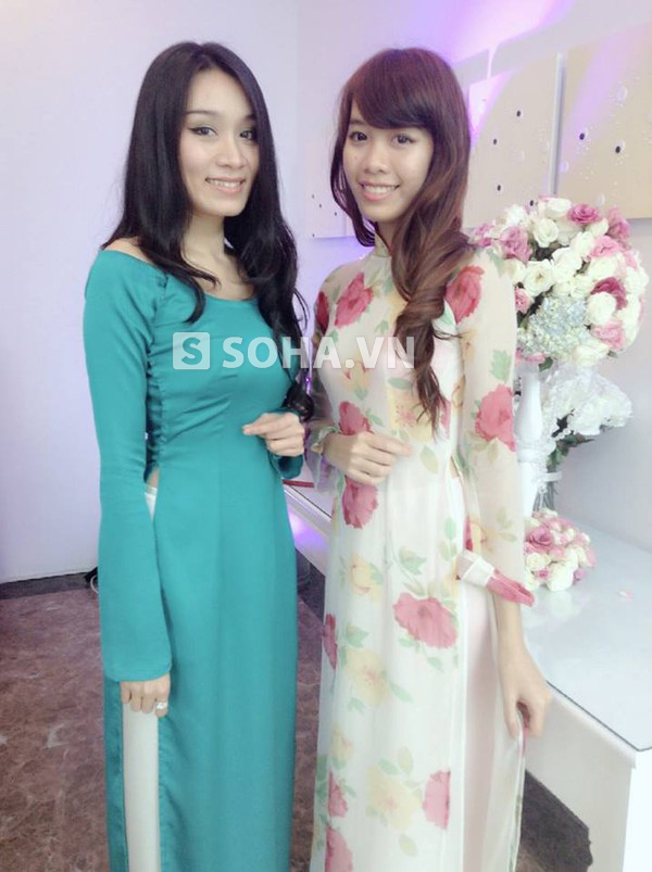 
	Ca sĩ Minh Thư (bên trái) mặc áo dài xanh trong tiệc cưới của nam ca sĩ
	Lam Trường được tổ chức tại nhà hàng Forever. (Ảnh: Facebook Minh Thư)