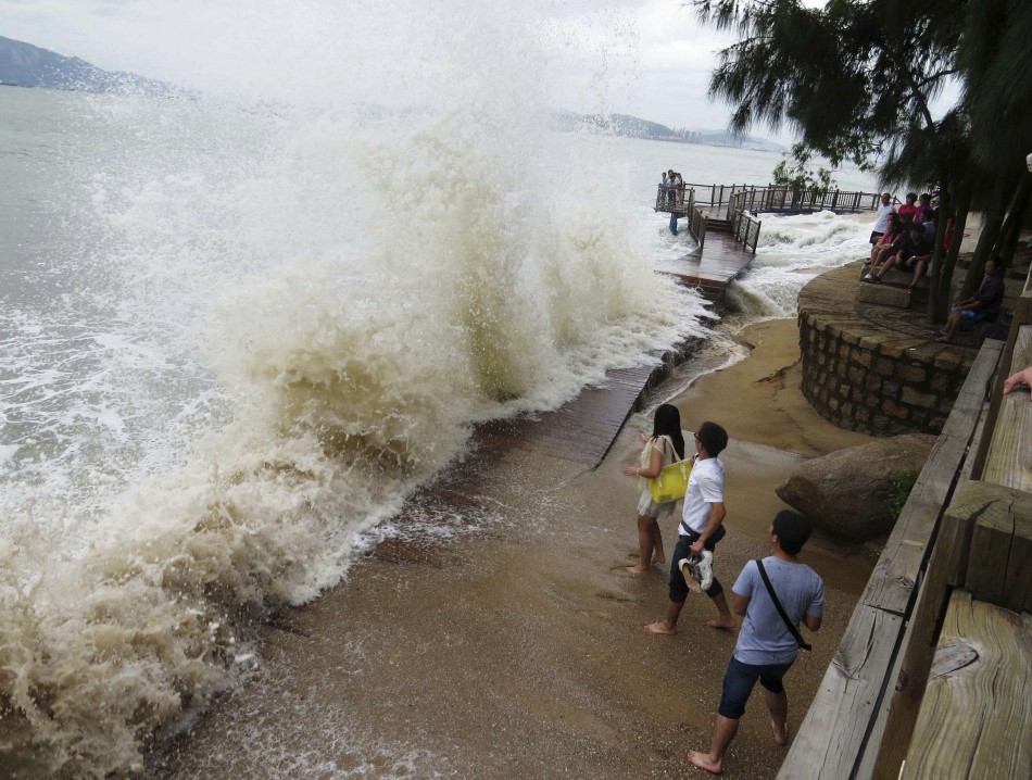 Sức mạnh khủng khiếp của cơn bão Usagi làm gần 30 người chết