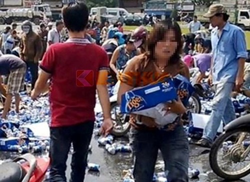  	Hàng trăm người dân Biên Hòa hùa vào hôi bia, ăn cắp trắng trợn mặc cho người tài xế khóc lóc, van xin